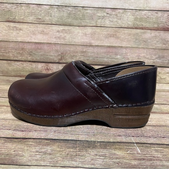 Dansko Brown Leather Nursing Clogs - Picture 1 of 9
